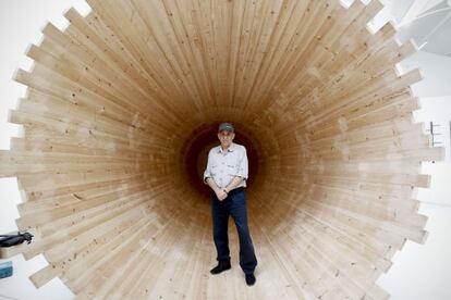 Cildo Meireles, pictured with one of his works in the Palacio de Vel&aacute;zquez. 