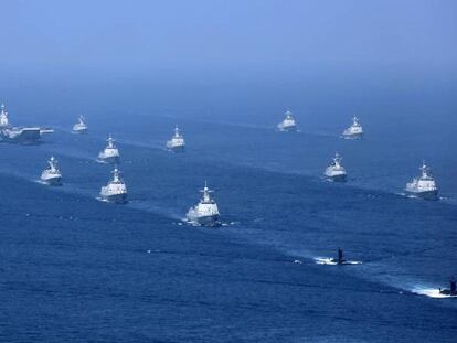 Un portaviones chino es escoltado este jueves por submarinos y fragatas, en el mar del Sur de China.
