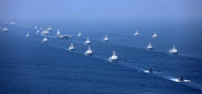 Un portaviones chino es escoltado este jueves por submarinos y fragatas, en el mar del Sur de China.