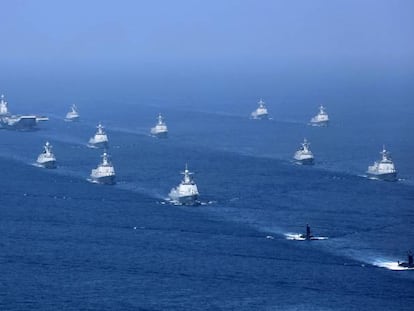 Un portaviones chino es escoltado este jueves por submarinos y fragatas, en el mar del Sur de China.