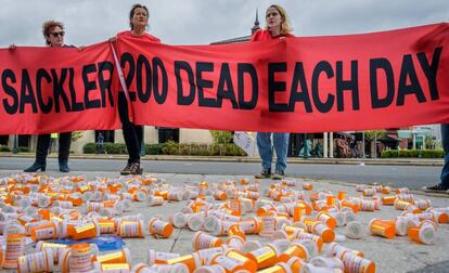 Manfiestantes protestan contra las farmacéuticas en Stamford, Connecticut. 