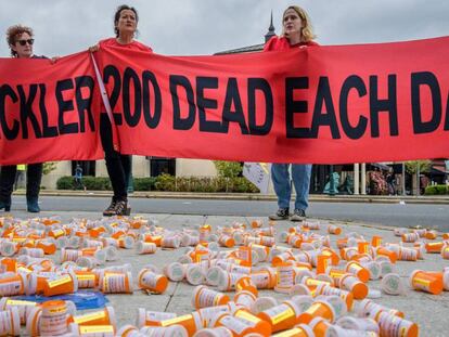 Manfiestantes protestan contra las farmacéuticas en Stamford, Connecticut.