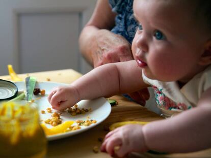 Un bebé come siguiendo el método Baby Led Weaning (BLW), que no se basa en papillas.