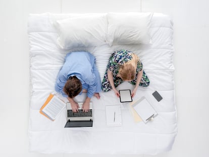 Trabajar en pijama y en la cama no es una buena idea, según los expertos.