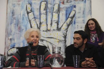 José Luis Maulín Pratto, o neto número 120, junto à presidenta das Avós da Praça de Maio, Estela de Carlotto.