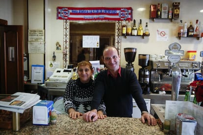 Maruja Gómez Uribe, ecuatoriana de 48 años, y Sergio González Blanco, madrileño de 43, regentan el bar Dos Ángeles, sede de la peña La Flor de Entrevías. Venden CDs con sevillanas del Atleti a 3 euros y cerveza Alhambra a 1.