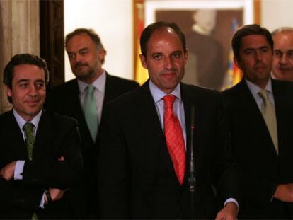 Campos, González Pons, Camps, Rambla y Blasco, en uno de los patios de Presidencia al anunciarse los cambios.