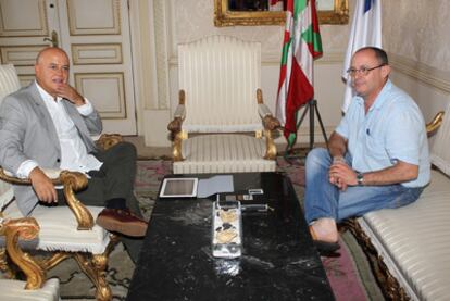 El alcalde de San Sebastián, Juan Karlos Izagirre (derecha), recibe a su antecesor, Odón Elorza, en el Ayuntamiento.