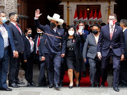 El presidente de Perú, Pedro Castillo, acude al Congreso de la mano de su esposa, Lilia Paredes, para jurar el cargo, el miércoles.