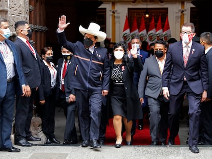 El presidente de Perú, Pedro Castillo, acude al Congreso de la mano de su esposa, Lilia Paredes, para jurar el cargo, el miércoles.