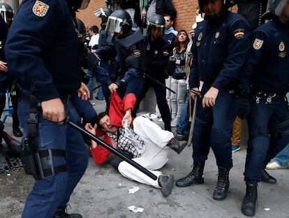 La policía detiene a un manifestante durante la marcha "Rodea el Congreso"