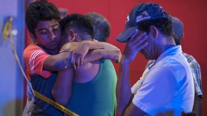 Varias personas se abrazan después de un tiroteo que causó 23 muertos en un bar en Veracruz (México) el pasado agosto.