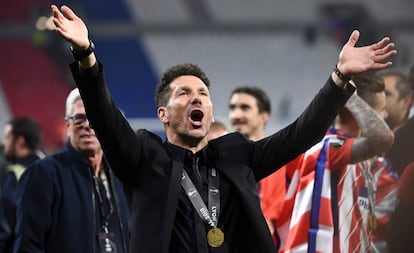 Simeone celebra tras ganar la Europa League.