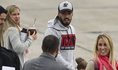 Luis Suarez y su esposa Sofia Balbi, junto a sus dos hijos, a su llegada a Rosario.