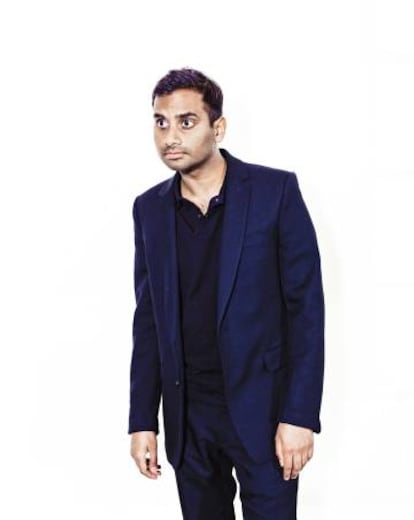 Aziz Ansari posa en exclusiva para ICON en el Soho Hotel londinense con mucho ‘jetlag’ y pocas ganas de hacernos reír si no tenemos cuenta en Netflix.