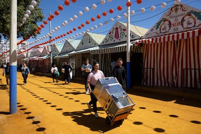 Últimos preparativos de la Feria de Abril de Sevilla.