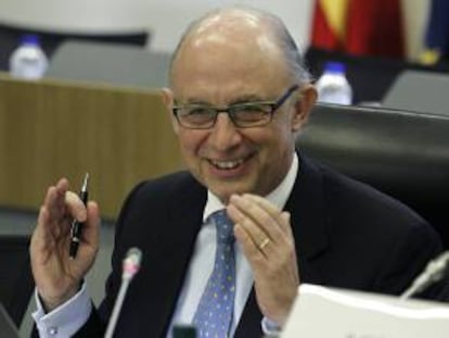 El ministro de Hacienda, Cristóbal Montoro, ha calificado hoy como "normal" que la vicepresidenta del Gobierno, Soraya Sáenz de Santamaría, presida la Comisión Delegada para Asuntos Económicos en ausencia del presidente del Gobierno, Mariano Rajoy. EFE/Archivo