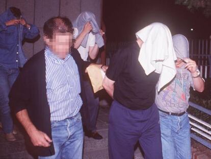 Polic&iacute;as nacionales conducen a Koldo Larra&ntilde;aga, detenido en Madrid, en 1999.