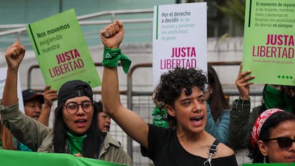 AME158. QUITO (ECUADOR), 19/03/2024.- Mujeres a favor de la despenalización del aborto se concentran este martes afuera de la Corte Constitucional de Ecuador, en Quito (Ecuador). Un grupo de ocho organizaciones feministas y de derechos humanos presentaron este martes ante la Corte Constitucional de Ecuador una demanda para despenalizar el aborto, un derecho que en el país andino sólo está permitido en los casos de violación o de riesgo para la vida y salud de la madre. La demanda presentada por el movimiento nacional Justa Libertad busca que el máximo tribunal de garantías de Ecuador declare inconstitucional el artículo 149 del código penal ecuatoriano, que castiga de uno a tres años de cárcel a quien practique el aborto y de seis meses a dos años a la mujer que permita que se lo practiquen. EFE/ José Jácome
