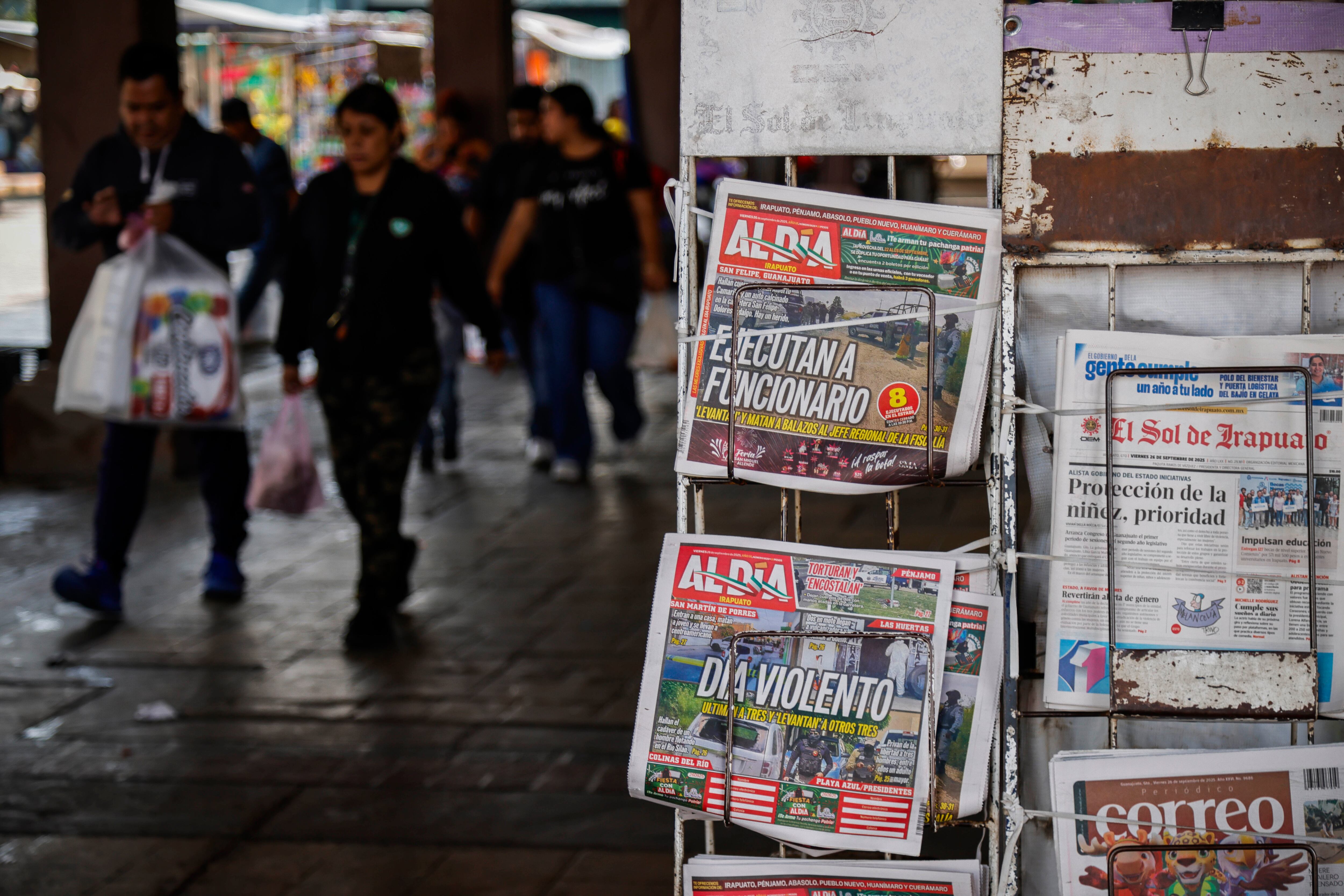 Los periódicos locales informan sobre la violencia en el Estado, el 26 de septiembre.