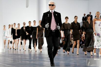 Karl Lagerfeld junto con las modelos, al final del desfile primavera-verano 2013 durante la Semana de la Moda de París, en 2012.