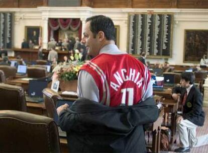 Rafael Anchía viste una camiseta de baloncesto con su propio nombre en la espalda en el Parlamento de Tejas en mayo de 2005.