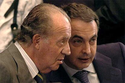 El rey Juan Carlos y José Luis Rodríguez Zapatero conversan durante la clausura de la cumbre.