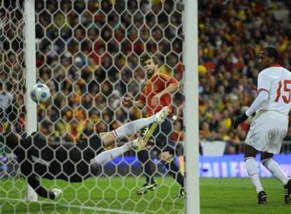 Piqué remata y consigue el gol de España ante Demirel y Mehmet Aurelio.