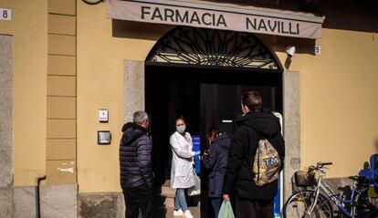 La primera reacci davant de l'arribada de la pandmia a Llombardia fou riures de la resposta de l'estat itali.