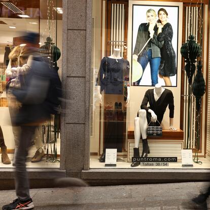 TOLEDO, 13/12/2024.- Vista del escaparate de una tienda de ropa en Toledo. El índice de precios de consumo (IPC)en España repuntó en noviembre al 2,4 % interanual, seis décimas más que el mes anterior, por el encarecimiento de la electricidad y de los carburantes, mientras que la inflación de los alimentos se recortó dos décimas, hasta el 1,7 %, la tasa más baja en más de tres años. EFE/Ismael Herrero
