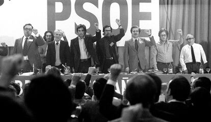 Gregorio Peces-Barba, Felipe González, Alfonso Guerra, Luis Yáñez y José María Benegas, entre otros dirigentes del PSOE, cantan la Internacional puño en alto, en la mesa de la presidencia de la clausura del XXVII Congreso Nacional del PSOE, en Madrid, AÑO 1976