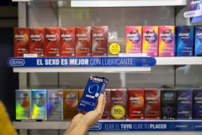 La caída del uso de preservativos es una de las causas del aumento de las ITS. En la imagen, cajas de condones en una farmacia de Barcelona.