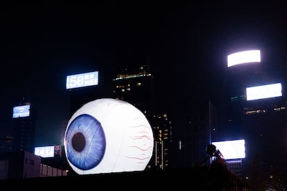 Una instalación luminosa para Halloween en una calle de Hong Kong, el 30 de octubre.