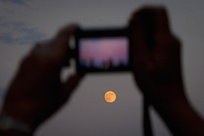 Móviles para captar una imagen de la luna en su máximo esplendor.