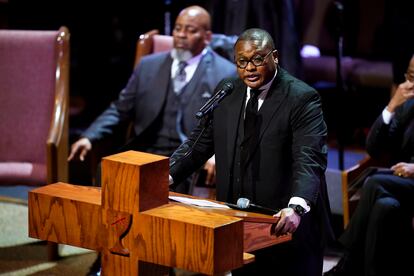 El reverendo Dr. J. Lawrence Turner ofrece un discurso durante el funeral del joven afroamericano.
