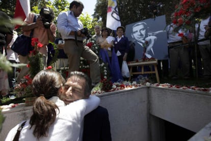 El ex presidente Eduardo Frei Ruiz-Tagle (1994-2000) y candidato en las últimas elecciones frente al conservador Sebastián Piñera, ante la tumba de su padre, Eduardo Frei Montalva, en 2009 en un cementerio en Santiago de Chile.