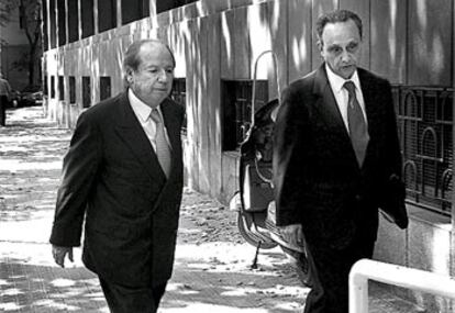 Josep Lluís Núñez, a la izquierda, junto a su abogado, cuando declaró en el juzgado en junio de este año.