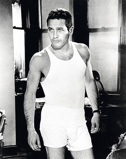 <strong> En esta escena de ‘La gata sobre el tejado de zinc’ (1958), Paul Newman es la mejor prueba: se puede ser muy sexi sin llevar el paquete en suspenso. </strong>