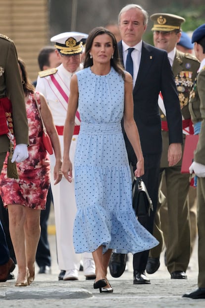 Un vestido de lunares funciona para casi cualquier ocasión veraniega. '& Me Unlimited es la firma que está detrás del diseño que lució la Reina en un evento oficial de 2023.