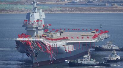 Diverses embarcacions escorten el primer portaavions xinès de fabricació nacional, aquest dimecres en la seva presentació.