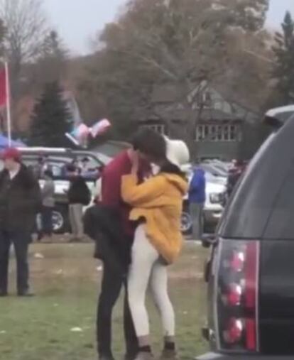 Imagen del v&iacute;deo que capt&oacute; a Malia Obama bes&aacute;ndose con Rory Farquharson en Harvard. 