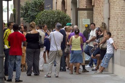 Cola de solicitantes de la renta de inserci&oacute;n en Catalu&ntilde;a.