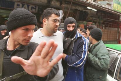 Agentes antiterroristas de Paraguay detienen en 2001 a dos palestinos en Ciudad del Este, en la zona de la Triple Frontera.