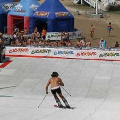 El placer de esquiar en pleno verano en la playa