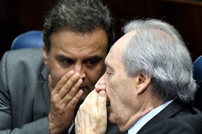 El presidente de la Corte Suprema, Ricardo Lewandowski (d), habla con el senador Aécio Neves (i) en una sesión del Senado brasileño que empezó a escuchar a los seis testigos de la defensa de la presidenta suspendida, Dilma Rousseff, en una nueva audiencia de la fase final del proceso que le puede costar el cargo.