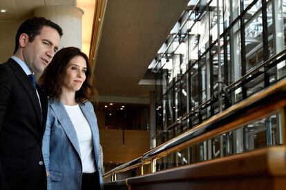 La candidata del Partido Popular a la Comunidad de Madrid, Isabel Díaz Ayuso, junto al secretario general del PP, Teodoro García Egea, en la Asamblea de Madrid.