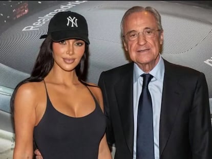 La influencer Kim Kardashian y el presidente del Real Madrid, Florentino Pérez, en el estadio Santiago Bernabéu