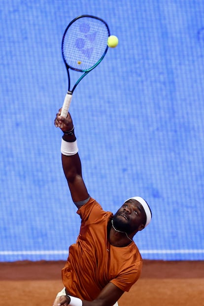 Tiafoe saca durante una exhibición, el martes.