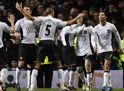 Los jugadores del Manchester celebran el gol de Rooney