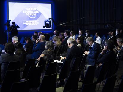 Un grupo de participantes sigue una de las sesiones del Foro de Davos este miércoles.